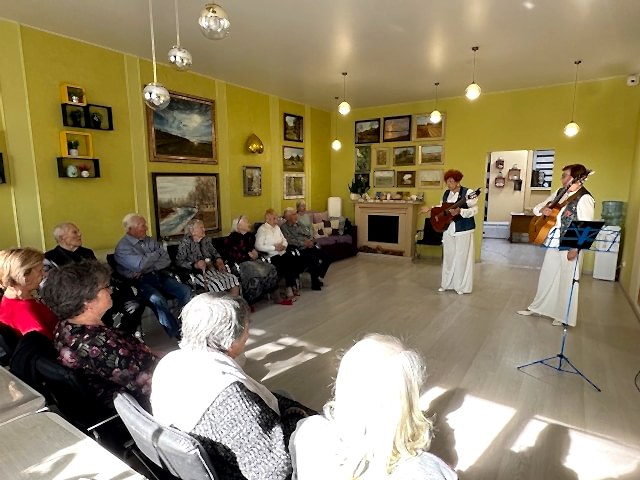 Выступление музыкального дуэта «Восторг»